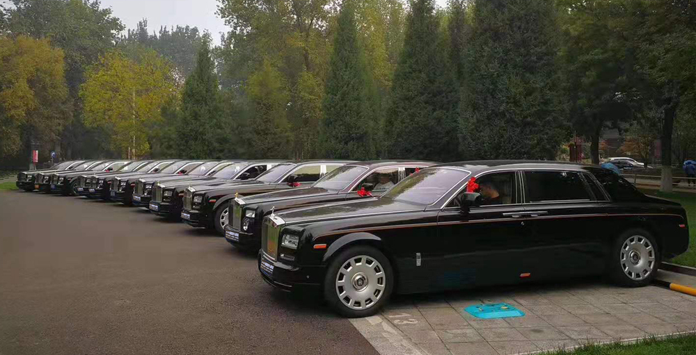 头车:劳斯莱斯幻影加长限量版*1 跟车:劳斯莱斯幻影*10